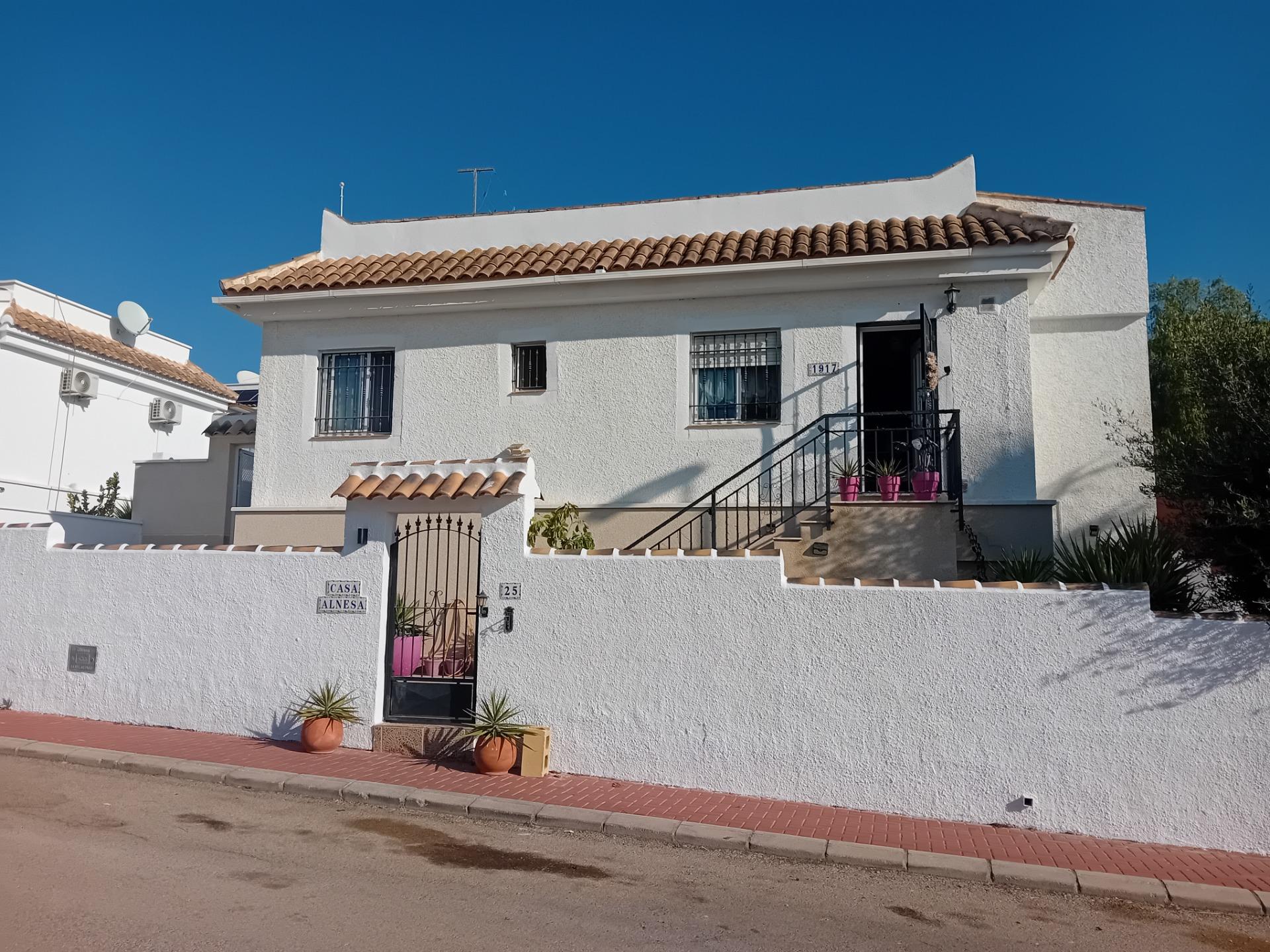 Set within the popular international urbanisation of Camposol, this detached villa offers a wonderfu