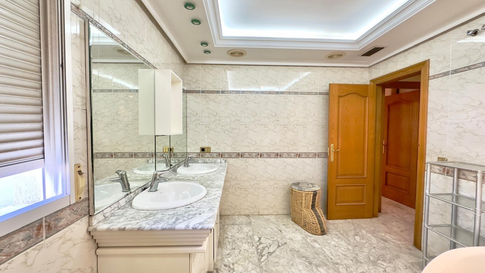Bathroom in penthouse for sale in Torrevieja