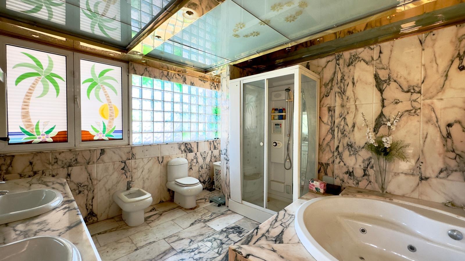 Bathroom in penthouse for sale in Torrevieja