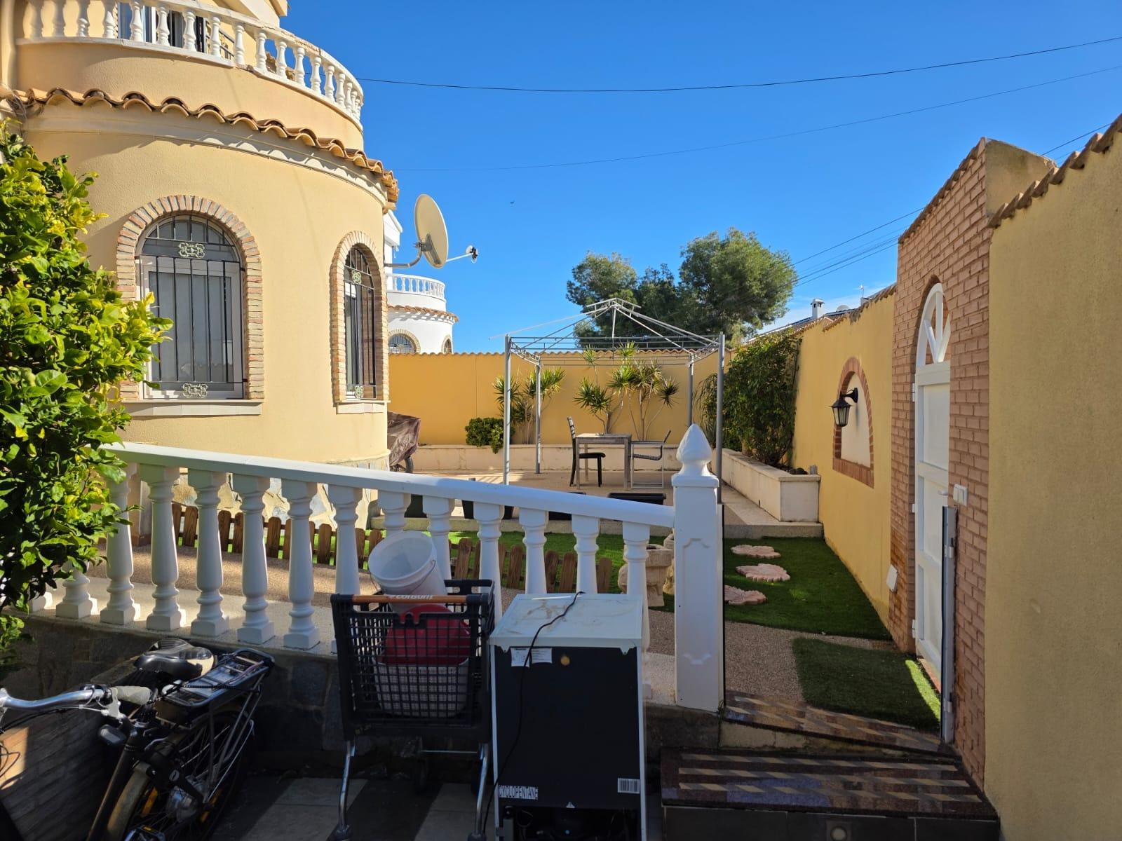 Garden in villa for sale in Orihuela Costa