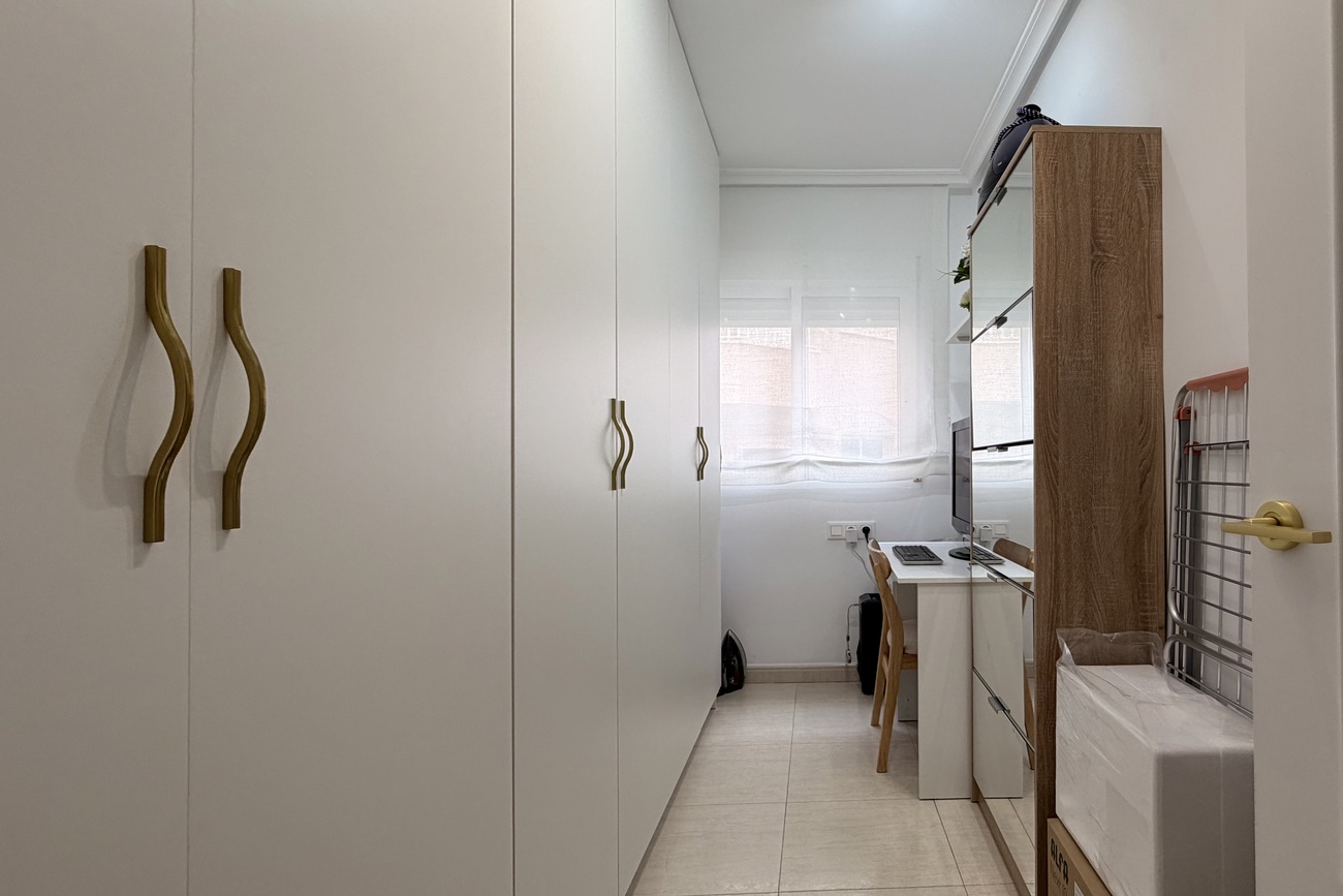 Bedroom in apartment for sale in Torrevieja