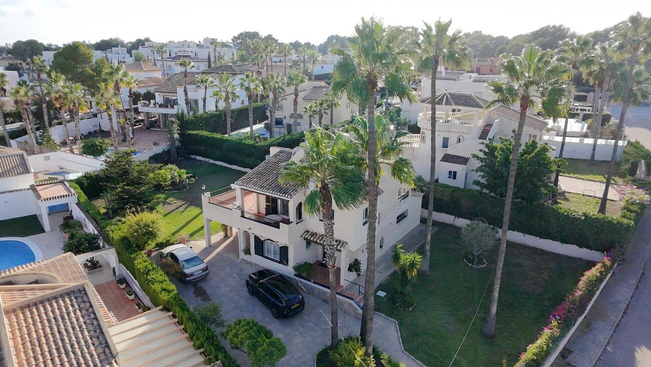Master bedroom in villa for sale in Villamartin