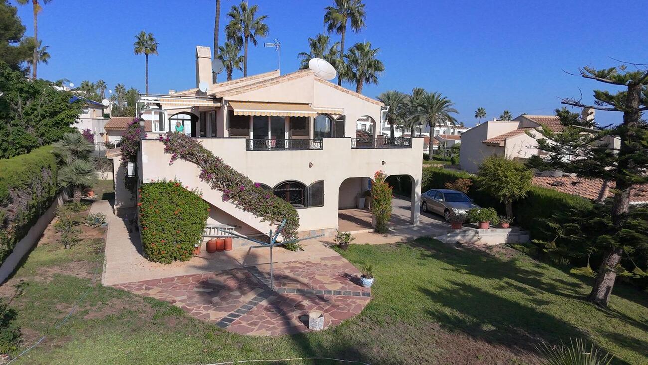 DESCRIPTIONWelcome to this beautiful south facing villa in Villamartin, ideally located just a three