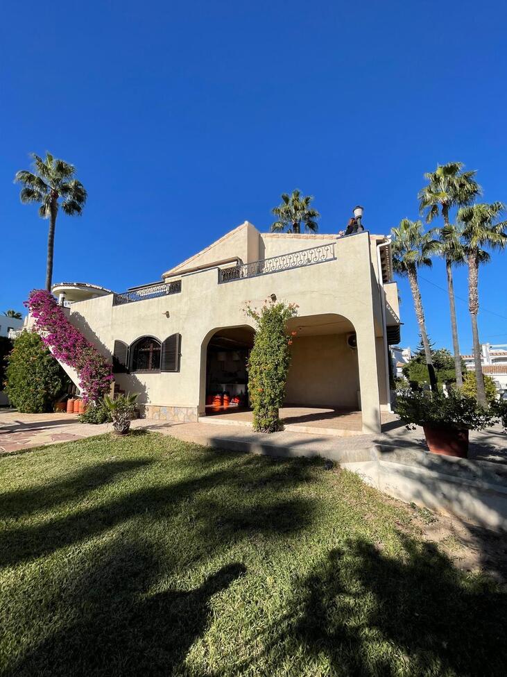DESCRIPTIONWelcome to this beautiful south facing villa in Villamartin, ideally located just a three