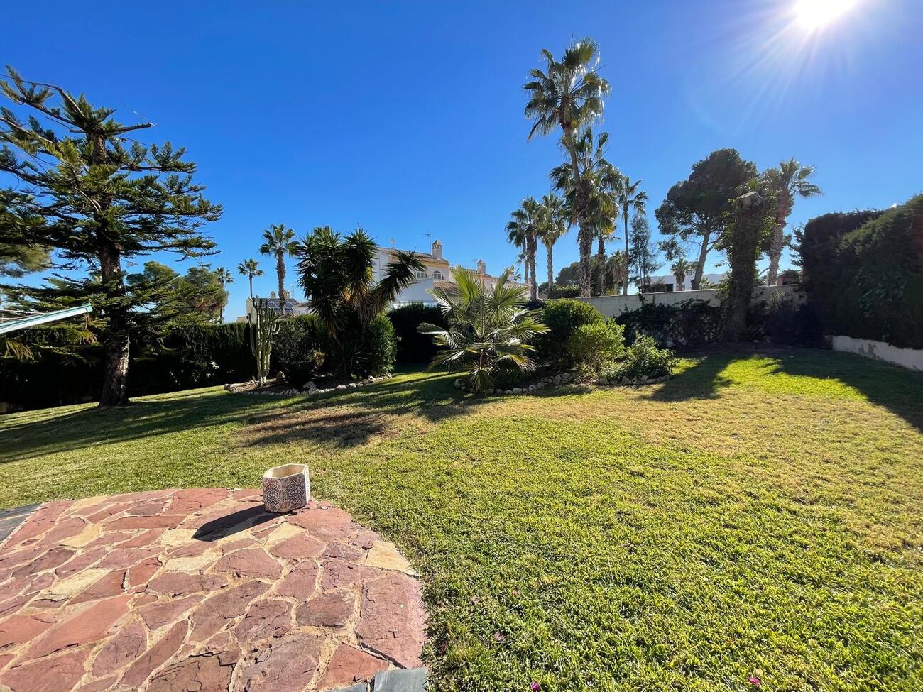 DESCRIPTIONWelcome to this beautiful south facing villa in Villamartin, ideally located just a three