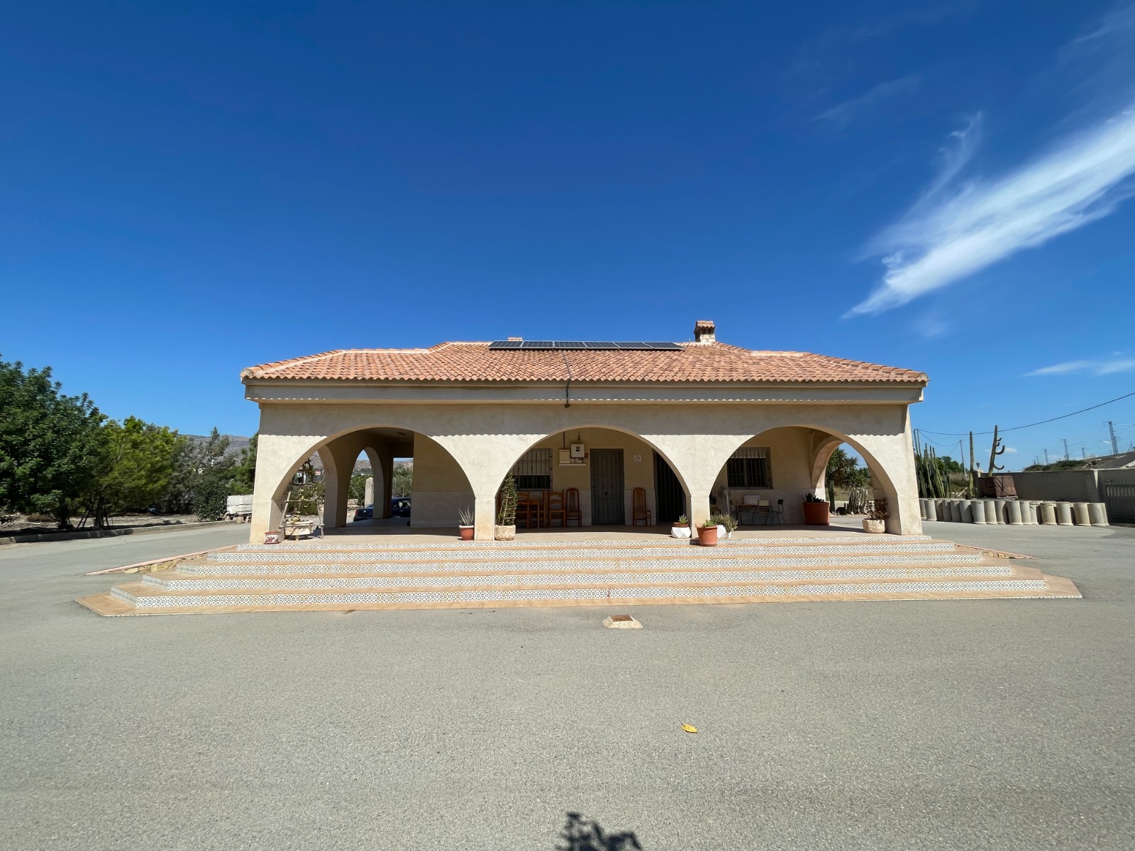 Spacious and Grand Chalet with Double Plot and Olive Trees Fantastic opportunity: 120 m² chalet in e
