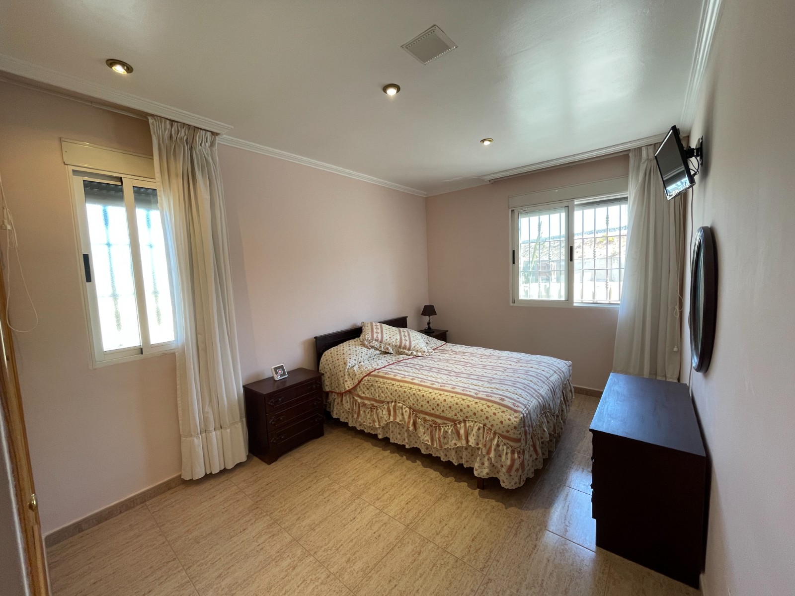 Spacious and Grand Chalet with Double Plot and Olive Trees Fantastic opportunity: 120 m² chalet in e