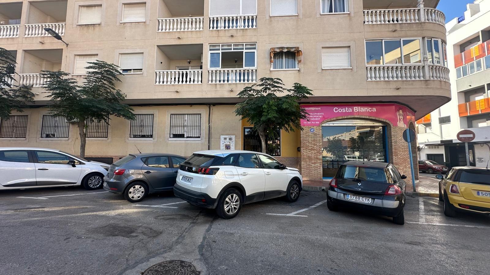 Geräumige Wohnung im Erdgeschoss mit Gemeinschaftspool und verglaster Südterrasse Diese wunderschöne