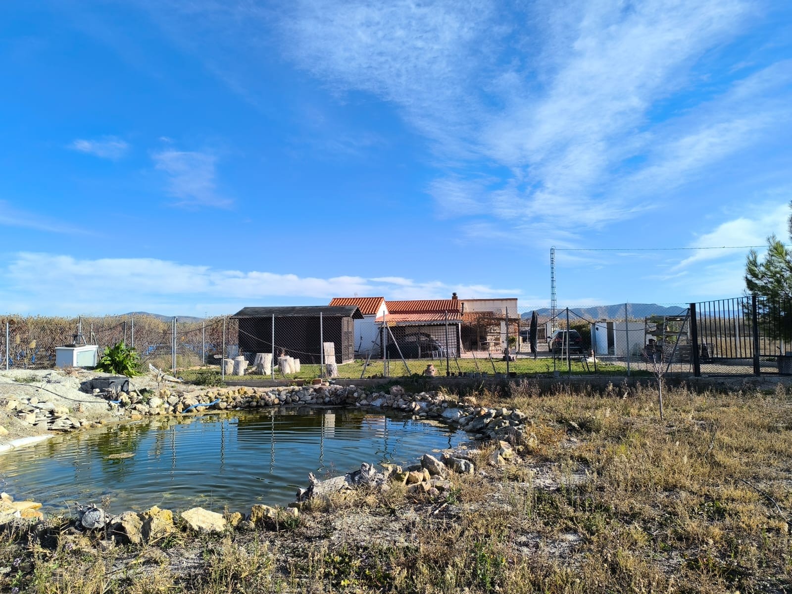 Spacious 5-Bedroom Villa with Guest Studio, Pool & Jacuzzi – Villena, AlicanteThis well-maintained v