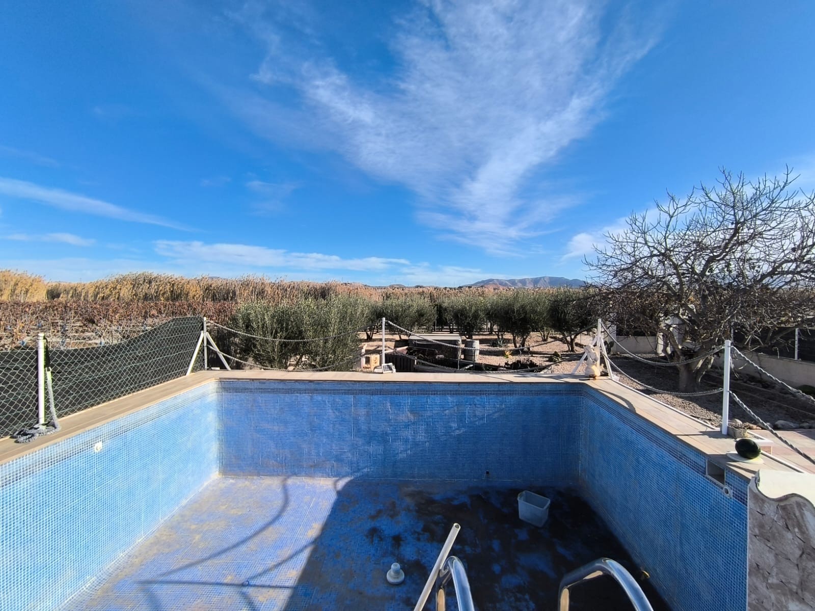 Spacious 5-Bedroom Villa with Guest Studio, Pool & Jacuzzi – Villena, AlicanteThis well-maintained v