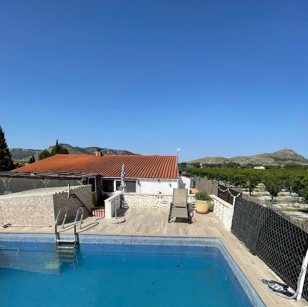 Bedroom in villa for sale in Villena