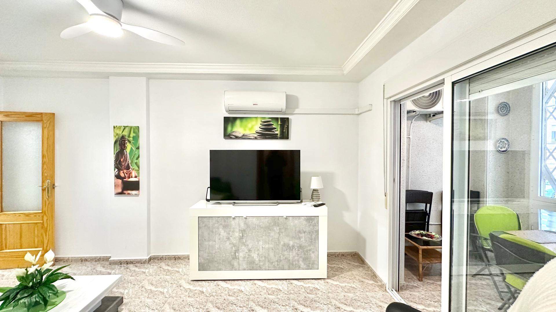 Located on Calle Félix Rodríguez de la Fuente, in a convenient and well-connected area of Torrevieja