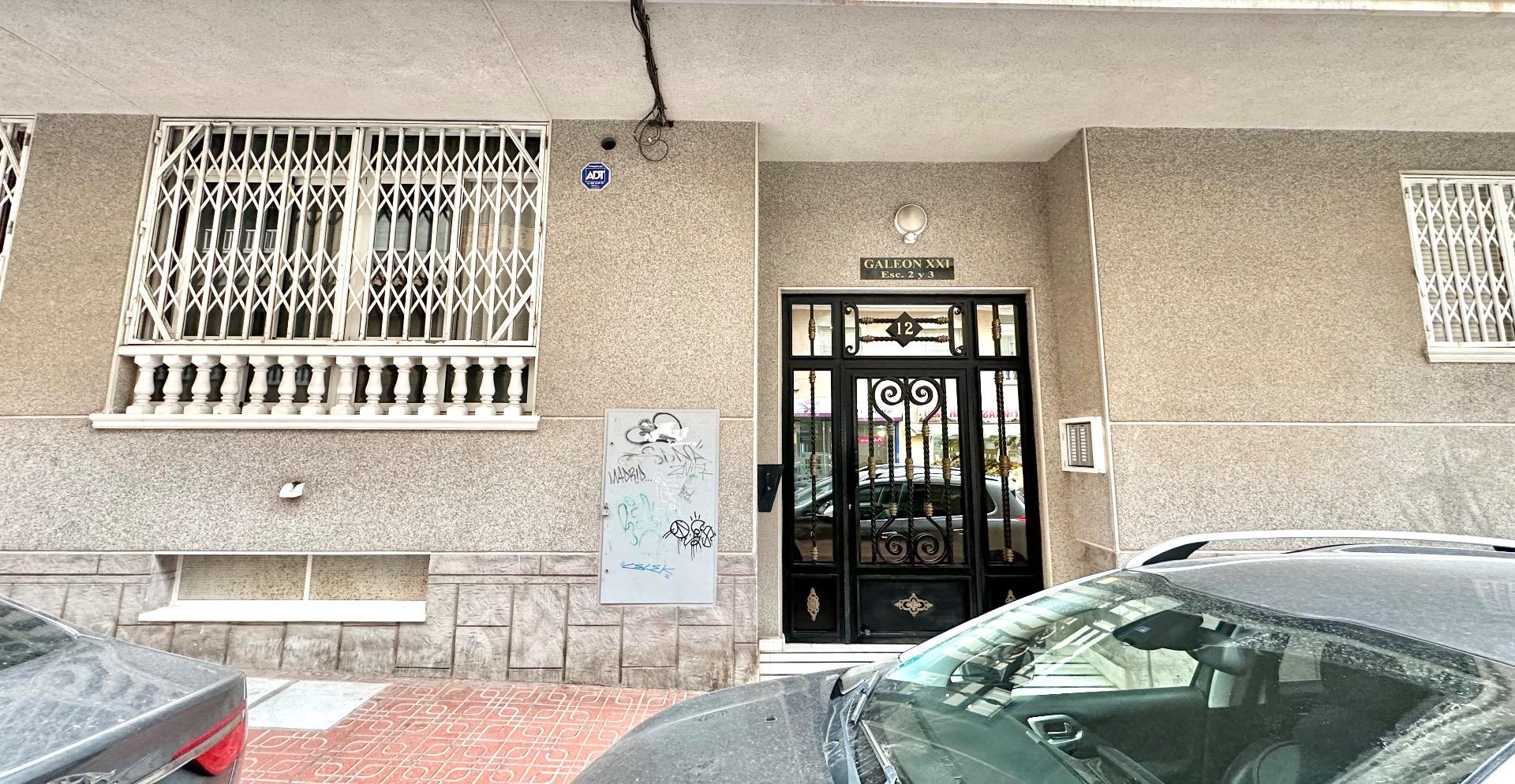 Located on Calle Félix Rodríguez de la Fuente, in a convenient and well-connected area of Torrevieja