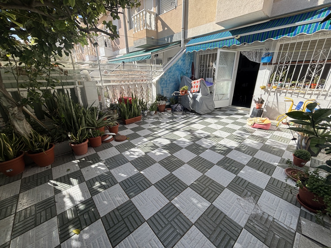 Discover relaxed Mediterranean living in this charming ground-floor apartment located in the heart o