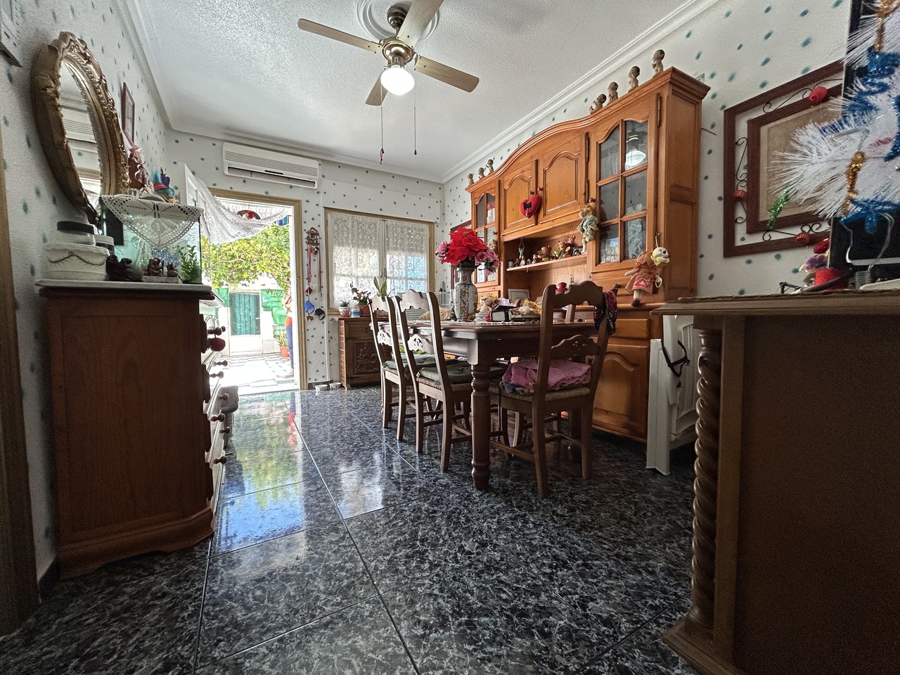 Discover relaxed Mediterranean living in this charming ground-floor apartment located in the heart o