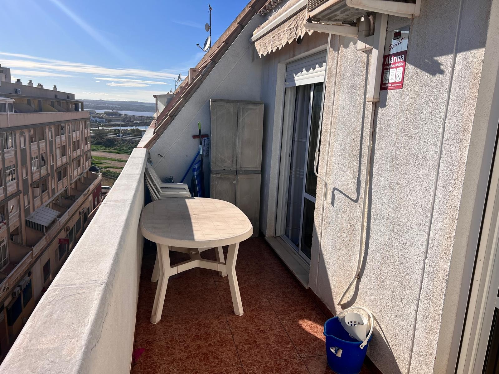 Discover this charming apartment located in central Torrevieja, perfect for enjoying the Mediterrane