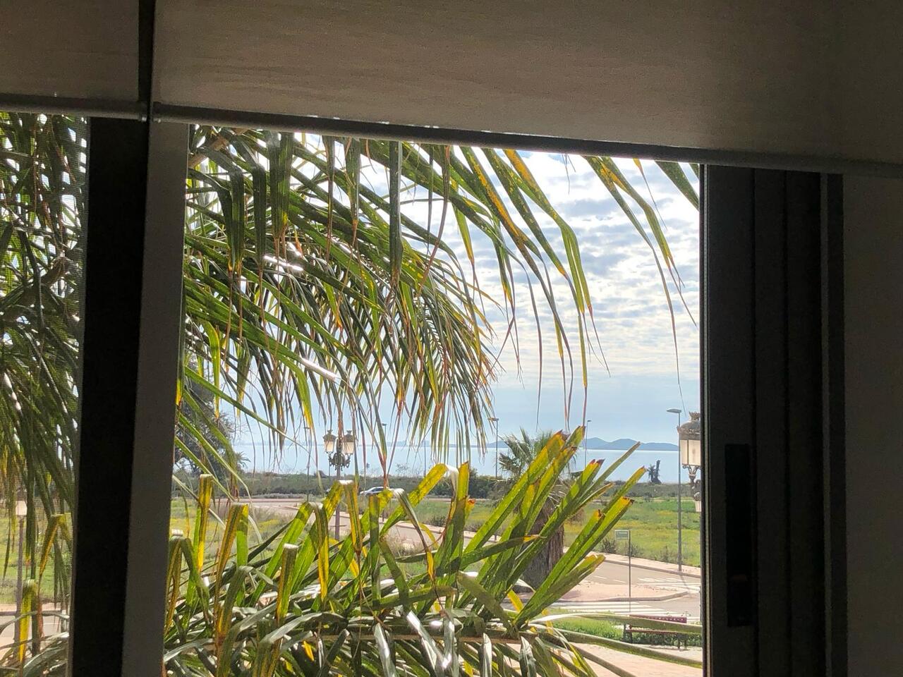 In a prime location next to the golf course and the sea in the popular los Alcazares, just 600 meter