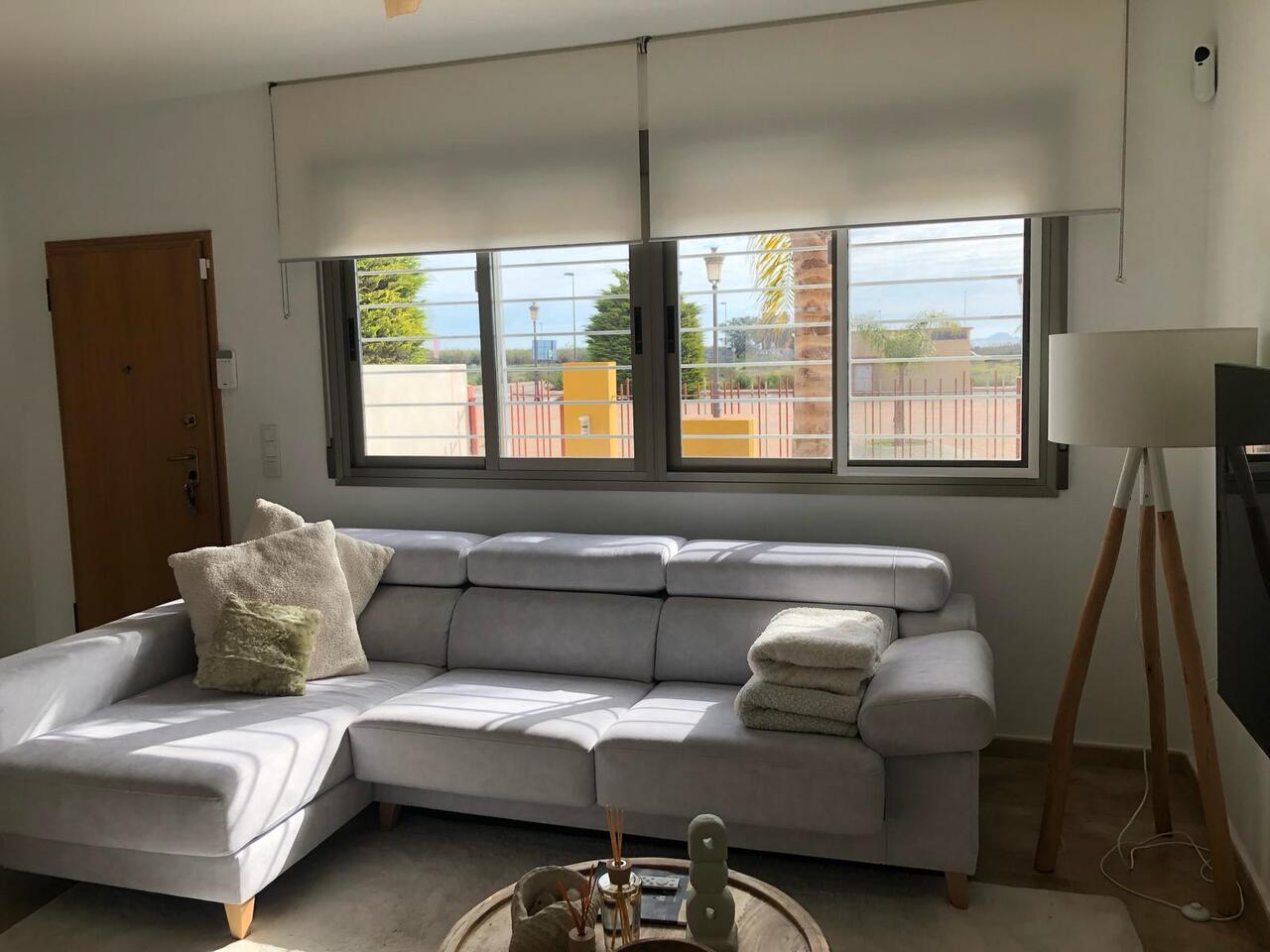 In a prime location next to the golf course and the sea in the popular los Alcazares, just 600 meter