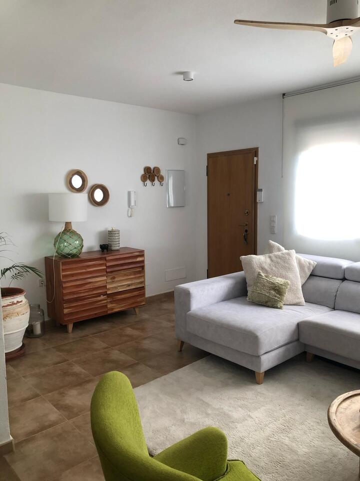 In a prime location next to the golf course and the sea in the popular los Alcazares, just 600 meter