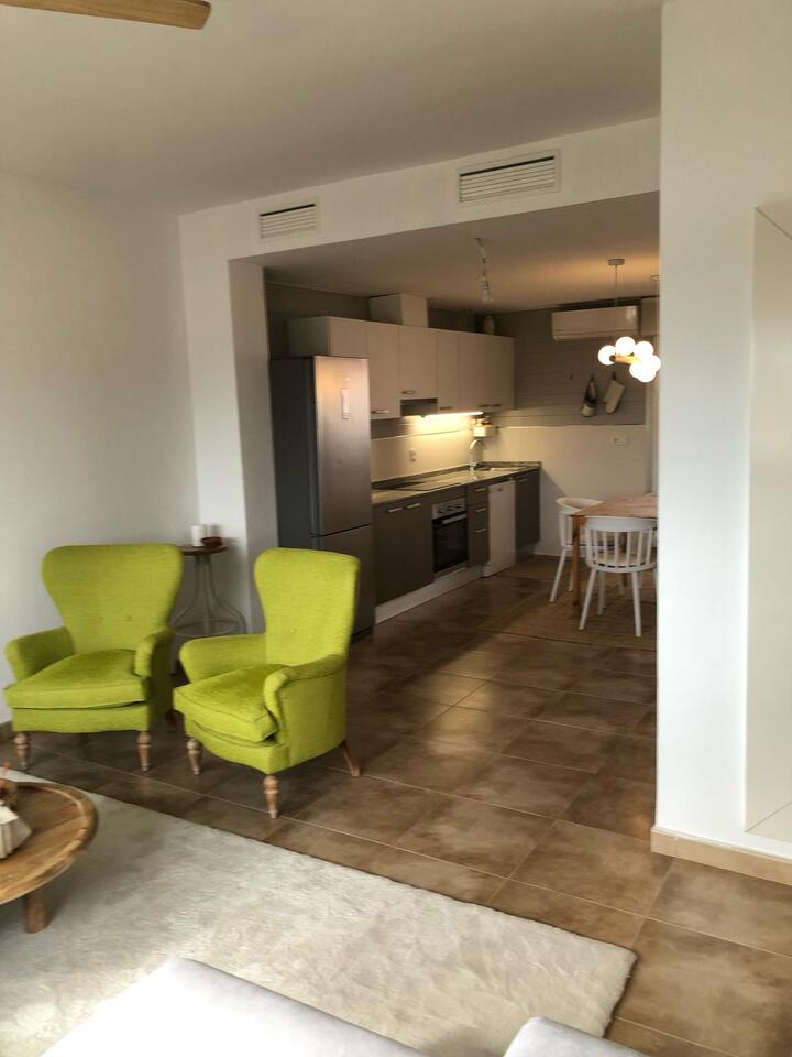 In a prime location next to the golf course and the sea in the popular los Alcazares, just 600 meter