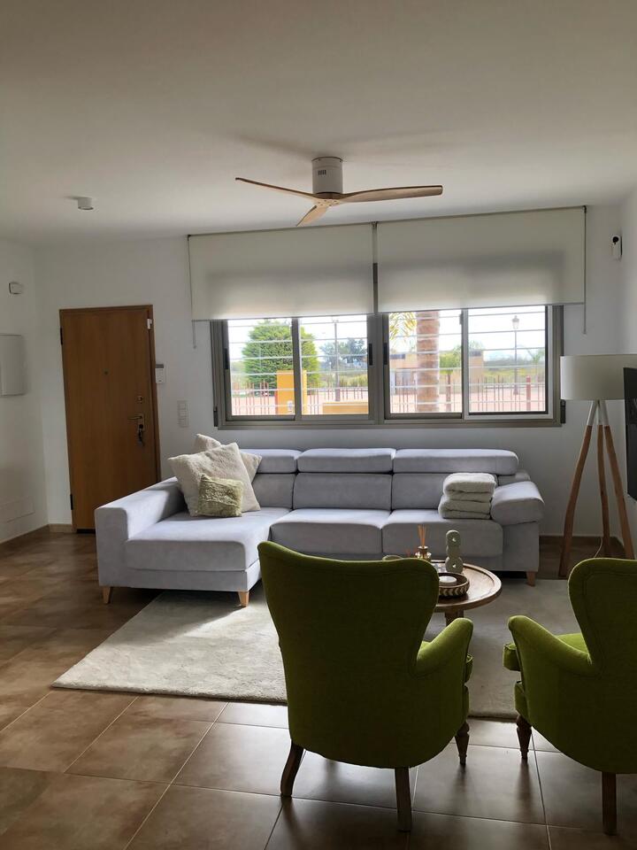 In a prime location next to the golf course and the sea in the popular los Alcazares, just 600 meter
