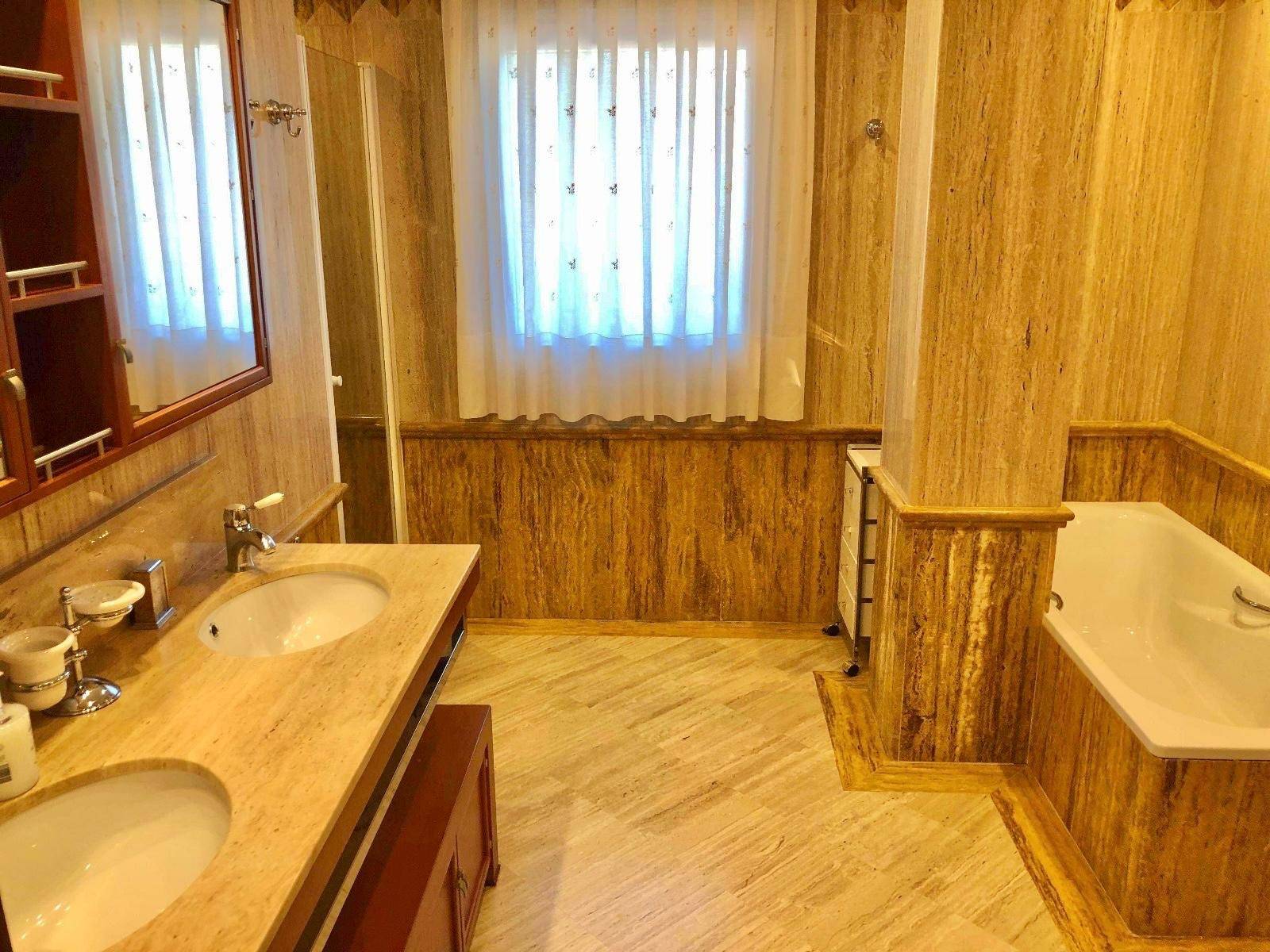 Bathroom in villa for sale in El Palmar