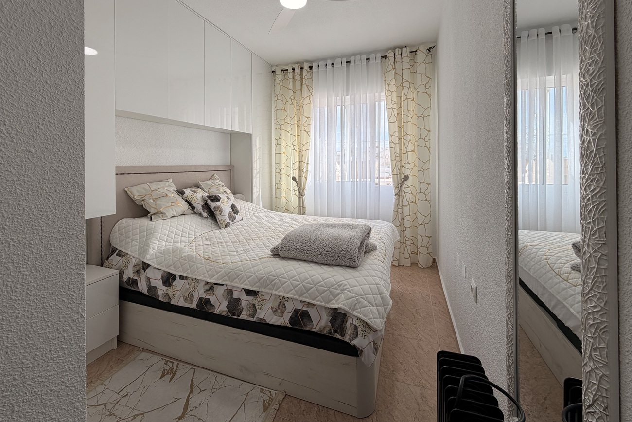 Master bedroom in apartment for sale in Torrevieja