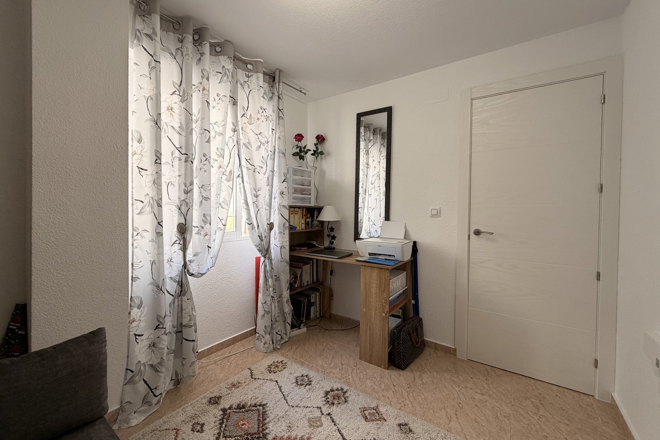 Bedroom in apartment for sale in Torrevieja