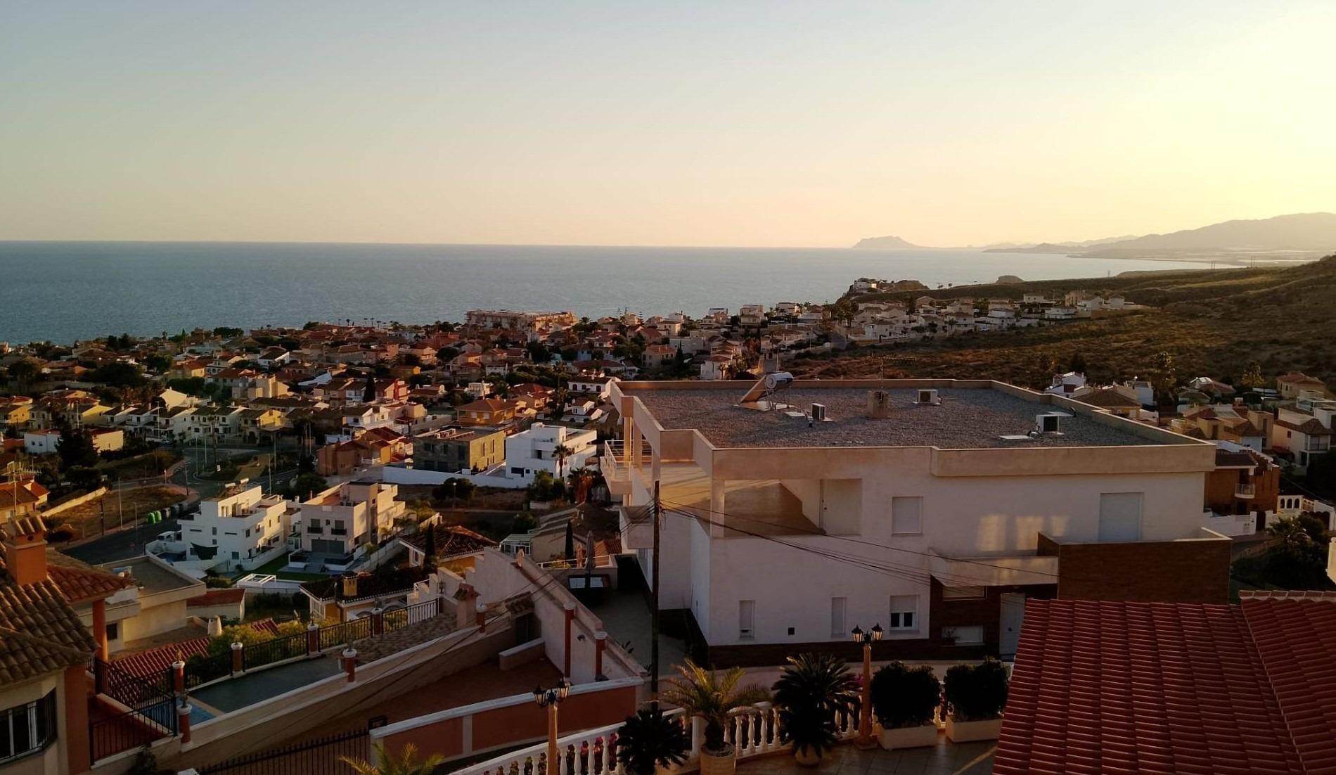 Garden in villa for sale in Puerto de Mazarron