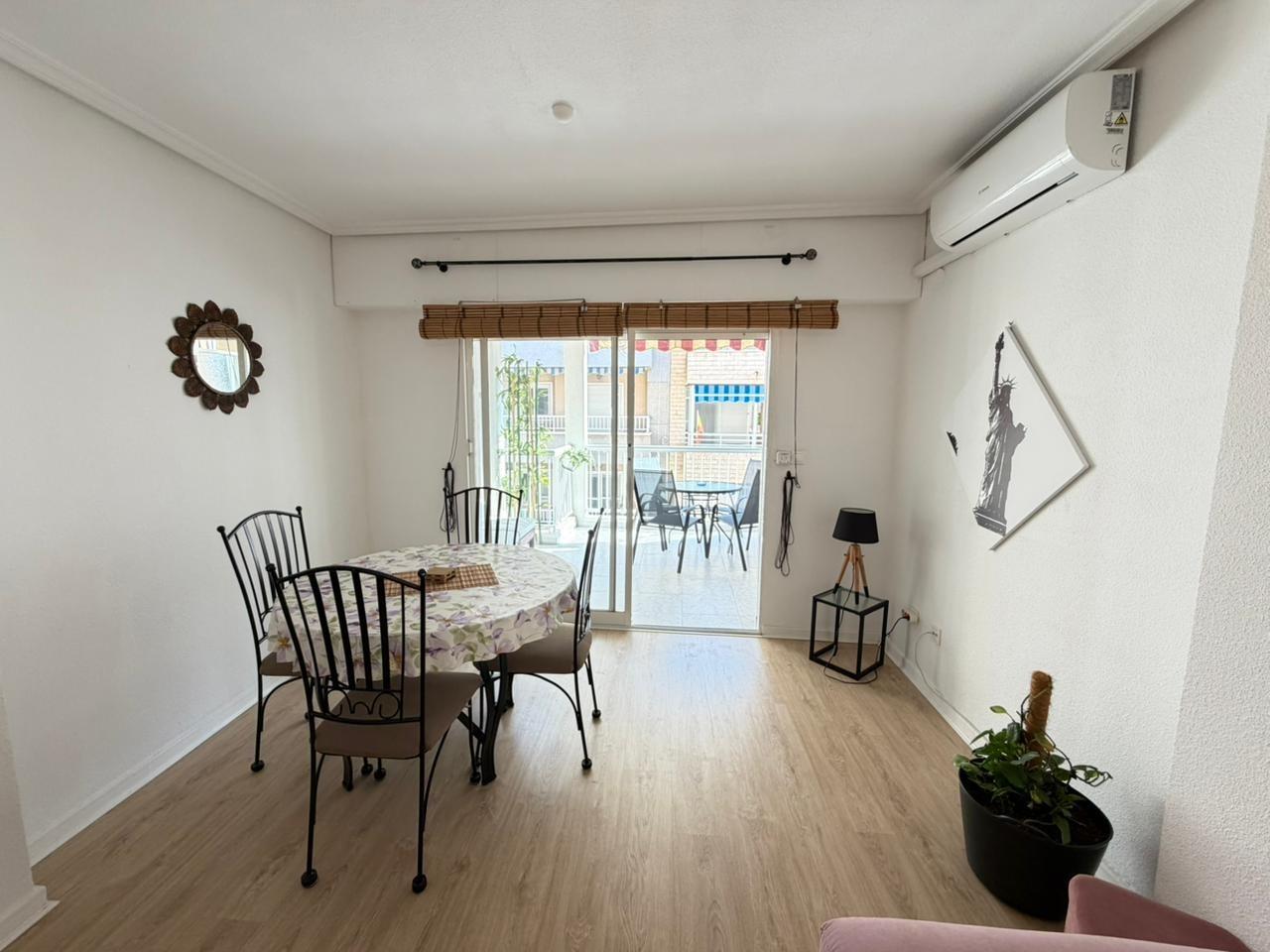 Refurbished 2-bedroom flat 50 metres from PLAYA DEL CURA beach in Torrevieja Just 50 metres from Pla