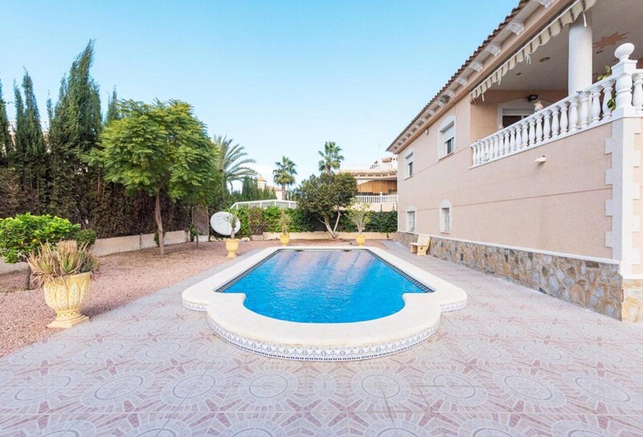Garden in villa for sale in La Murada
