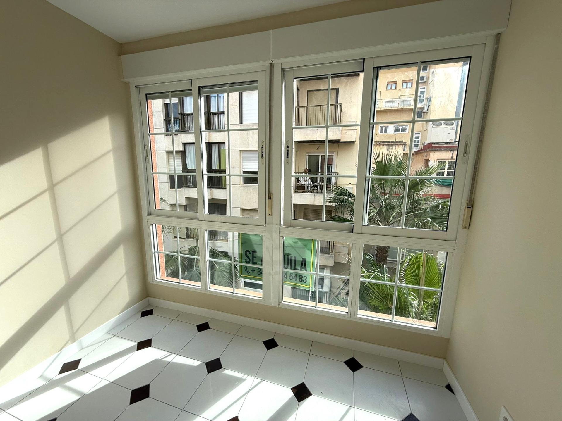 Refurbished 3-bedroom flat in the heart of Torrevieja The property has a functional layout, offering