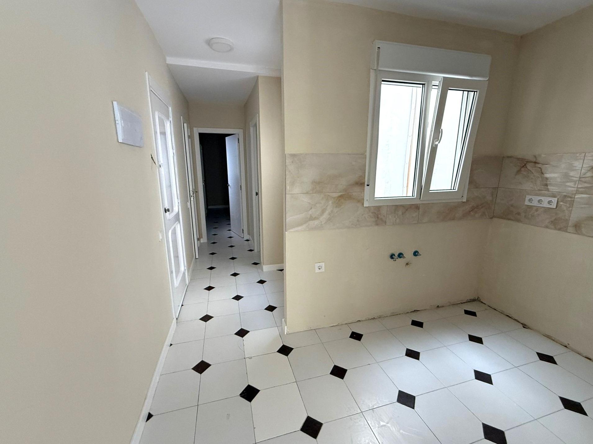 Refurbished 3-bedroom flat in the heart of Torrevieja The property has a functional layout, offering