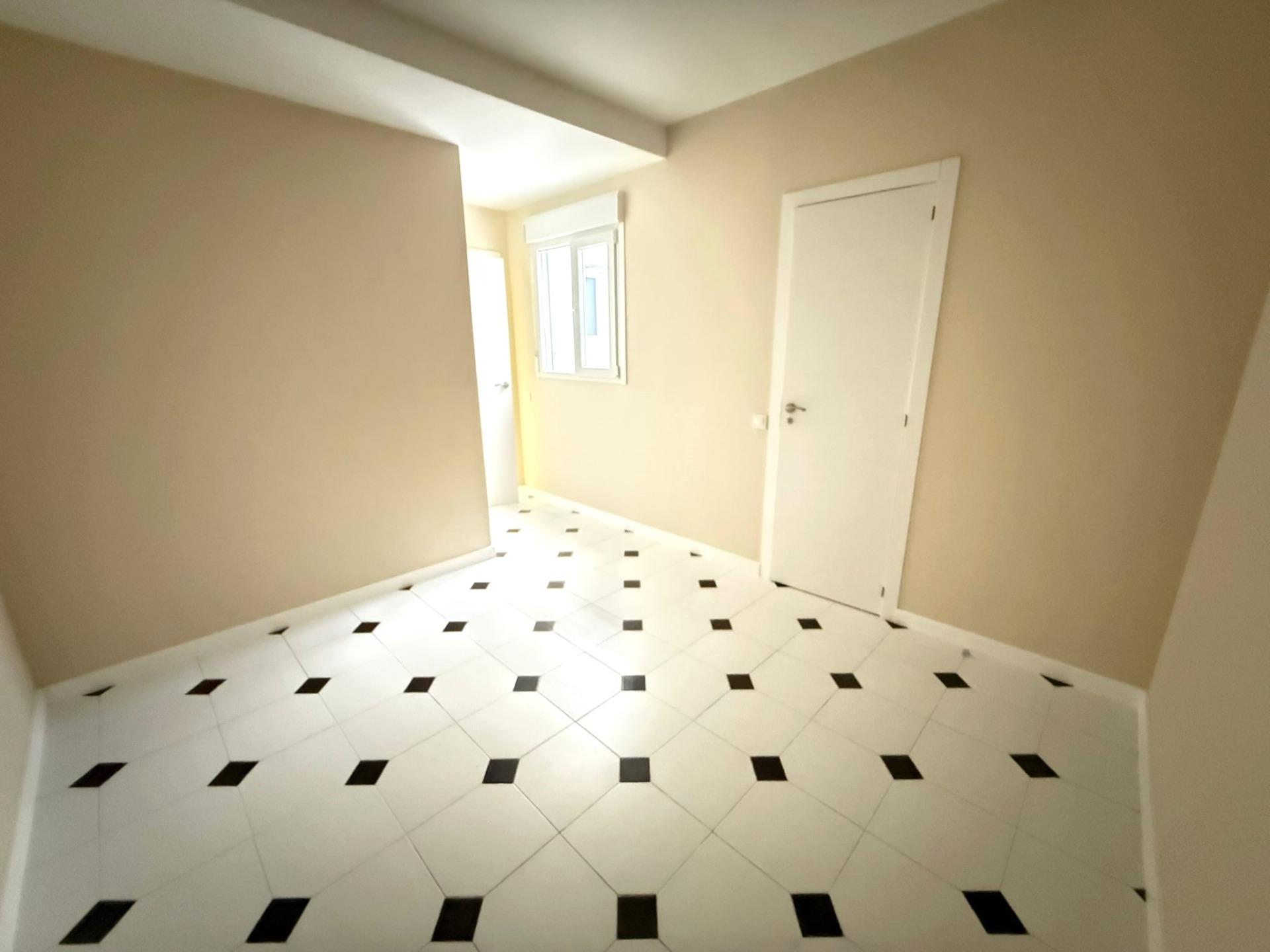 Refurbished 3-bedroom flat in the heart of Torrevieja The property has a functional layout, offering