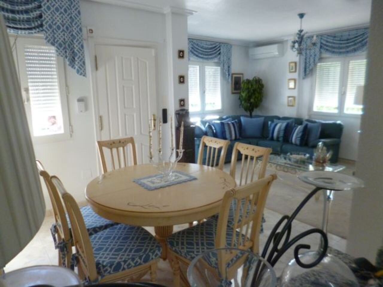 Dining area in villa for sale in Playa Flamenca