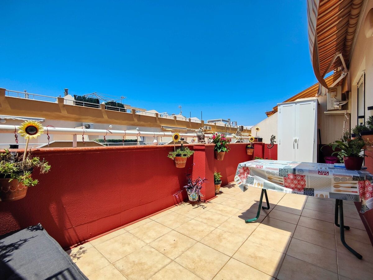 Sunny penthouse for sale in Torrevieja