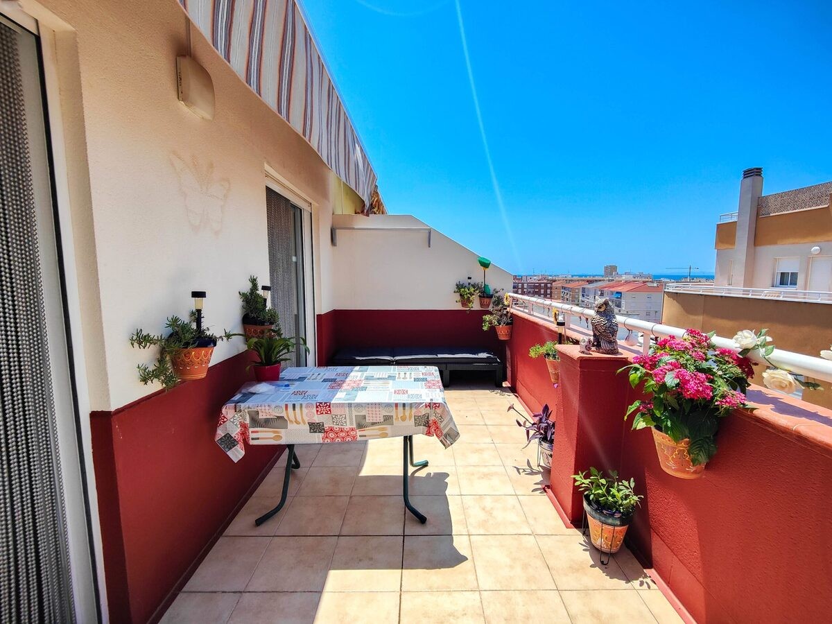 Sunny penthouse for sale in Torrevieja
