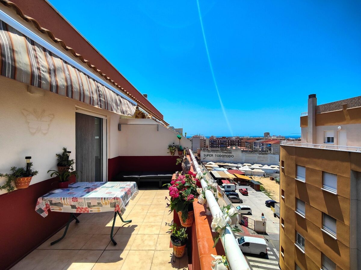 Sunny penthouse for sale in Torrevieja