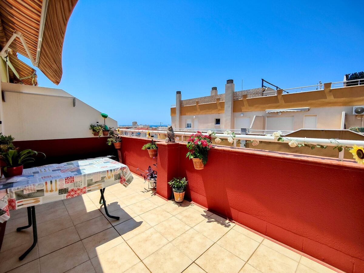 Sunny penthouse for sale in Torrevieja