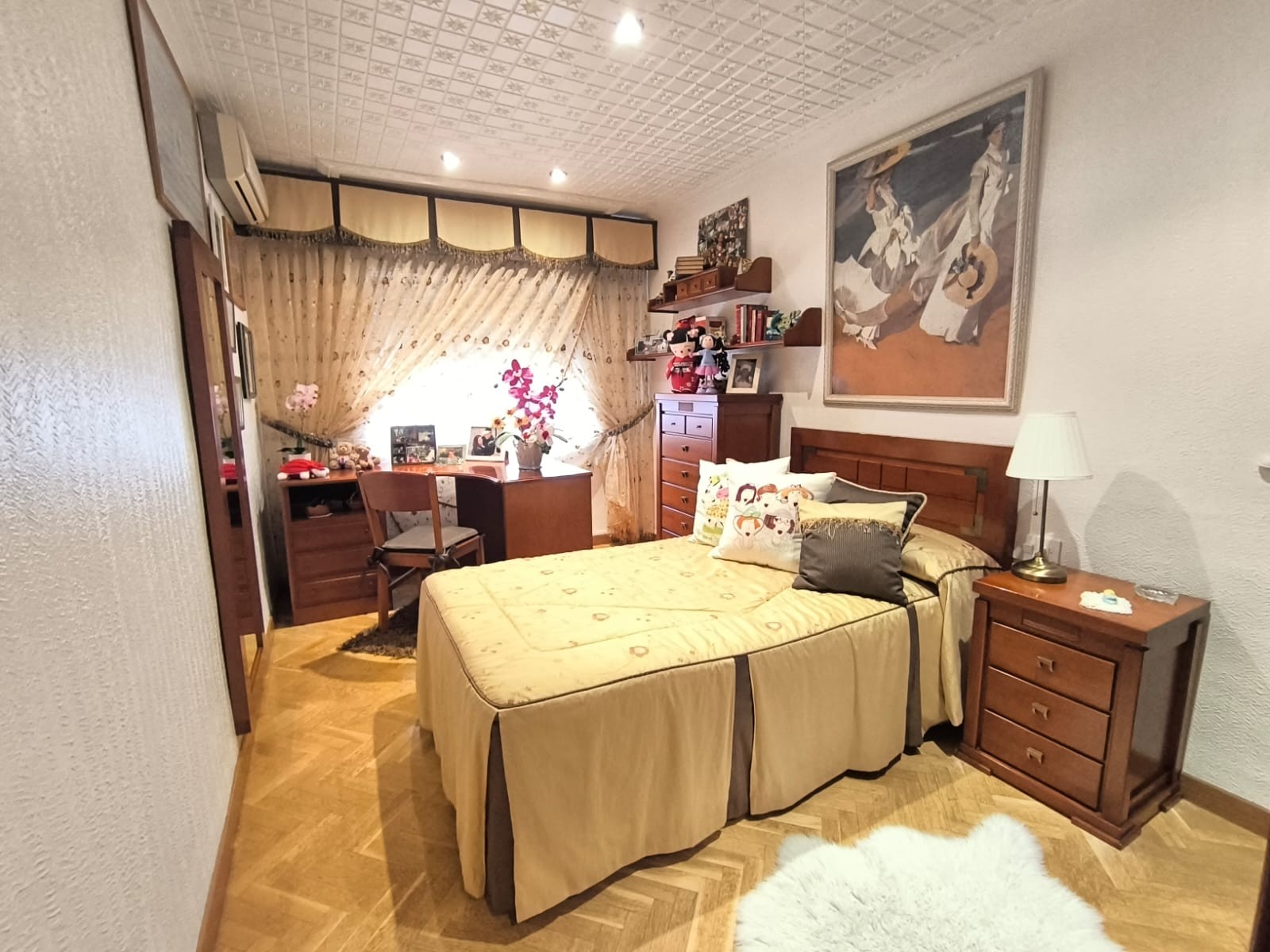 Master bedroom in villa for sale in Sax