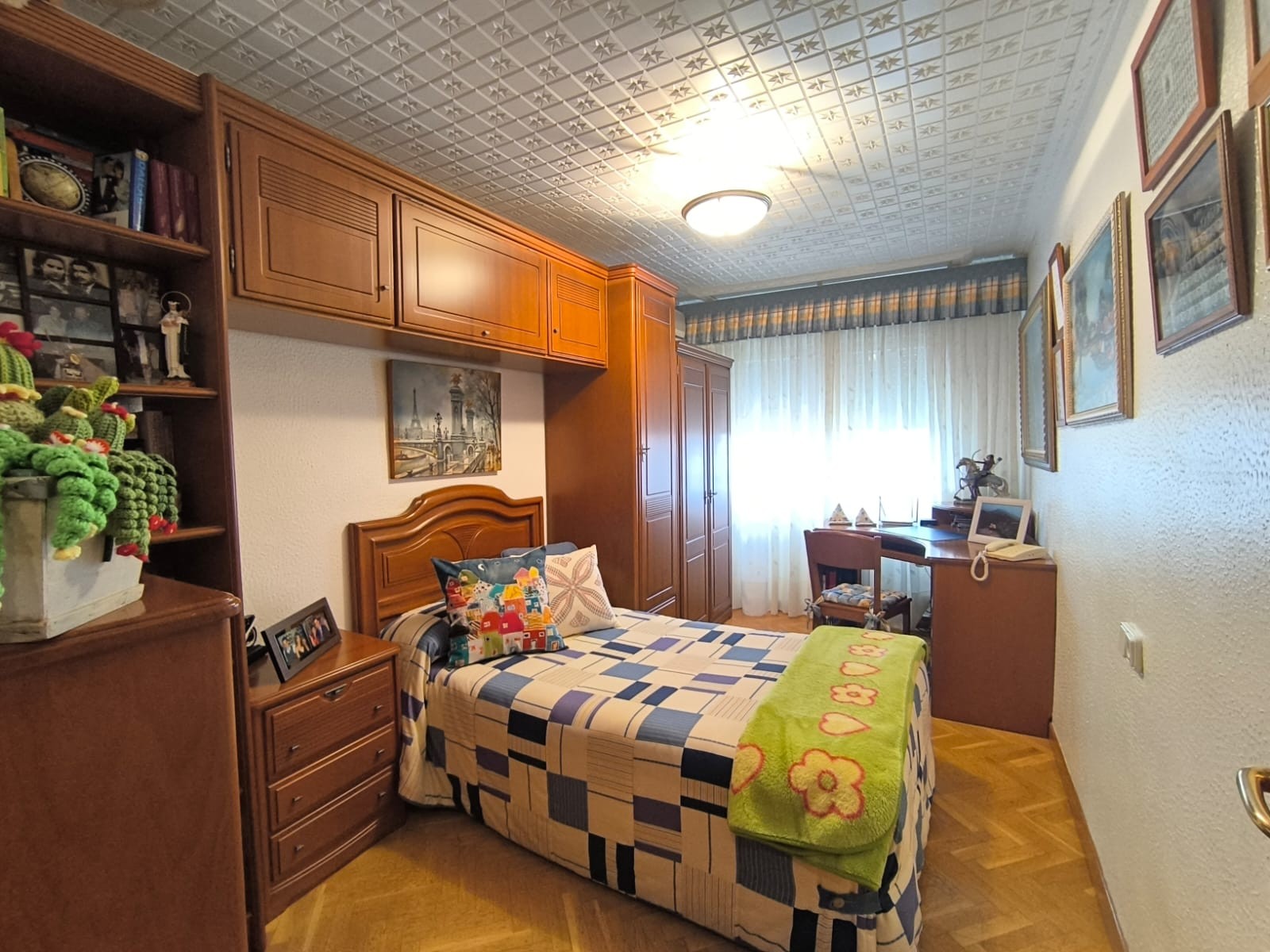 Bedroom in villa for sale in Sax