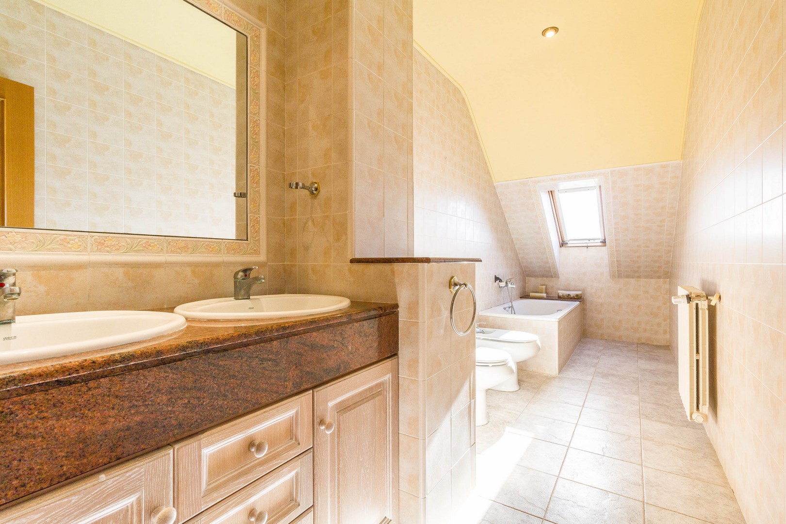 Bathroom in villa for sale in Yecla