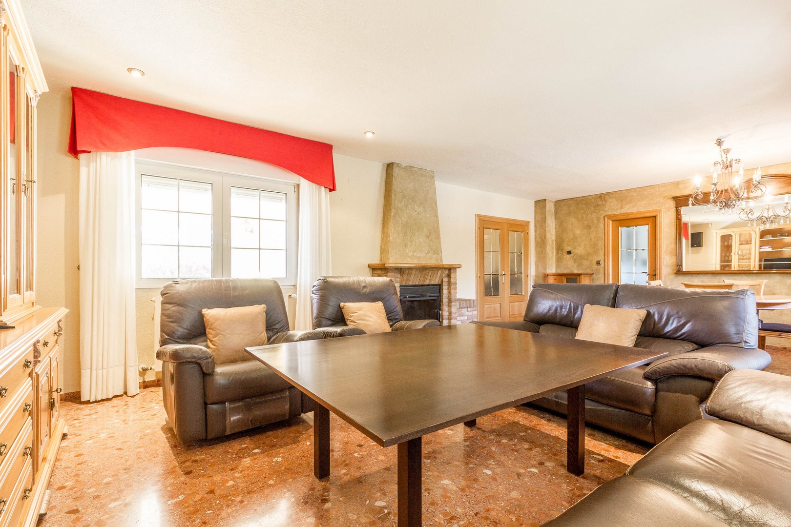 Pool area in villa for sale in Yecla