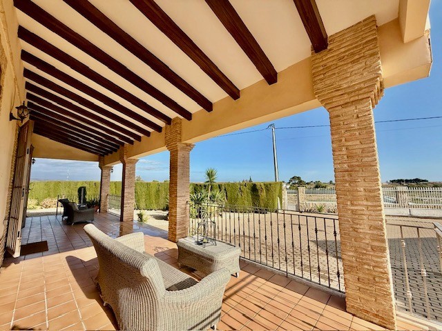 Terrace in villa for sale in Avileses
