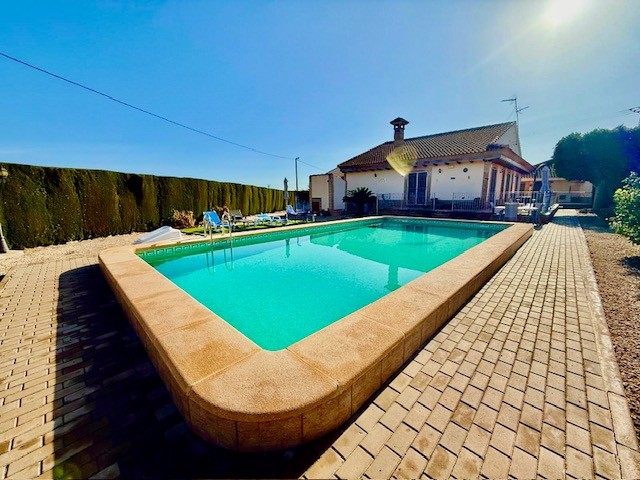 Garden in villa for sale in Avileses