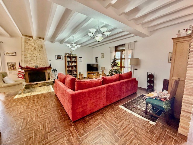 Dining area in villa for sale in Avileses