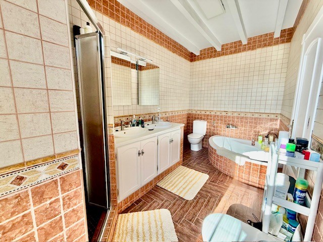 Bedroom in villa for sale in Avileses