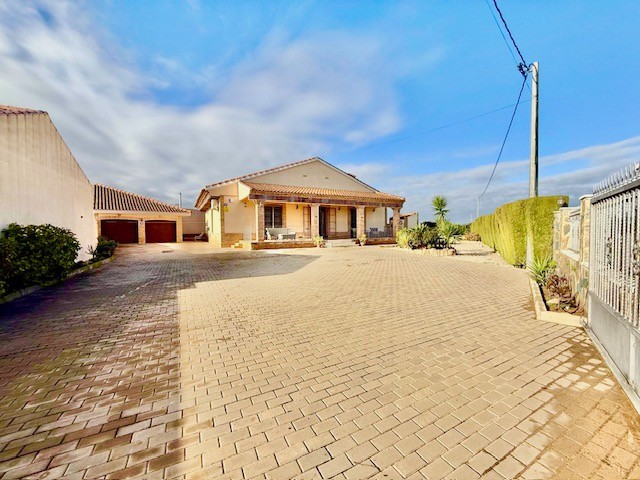 Terrace in villa for sale in Avileses