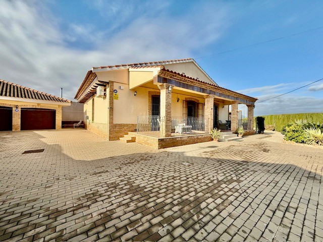 Garden in villa for sale in Avileses