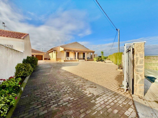 Dining area in villa for sale in Avileses